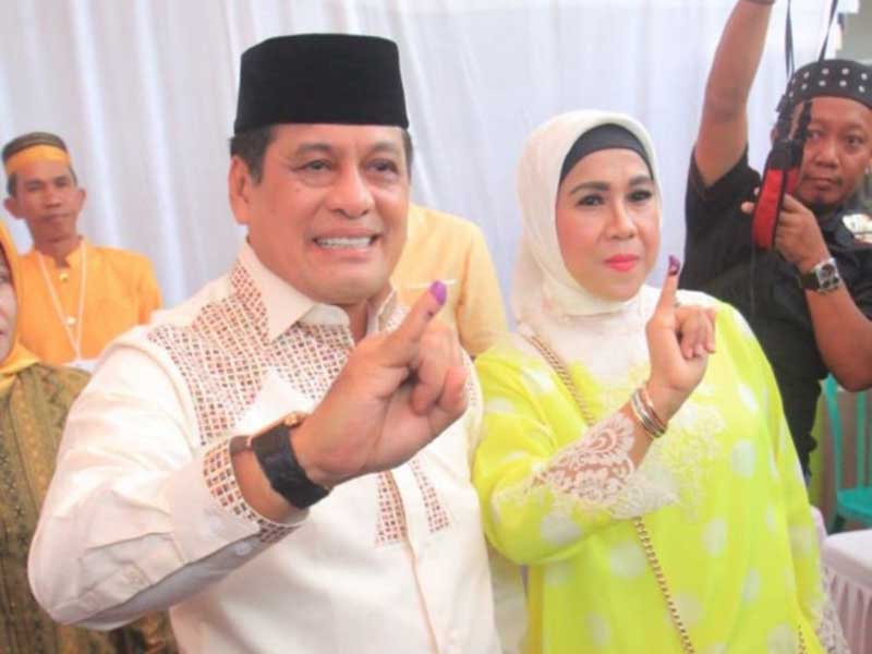 Calon gubernur Sulawesi Selatan Nurdin Halid bersama istri usai mencoblos di TPS 01 Tidung. 