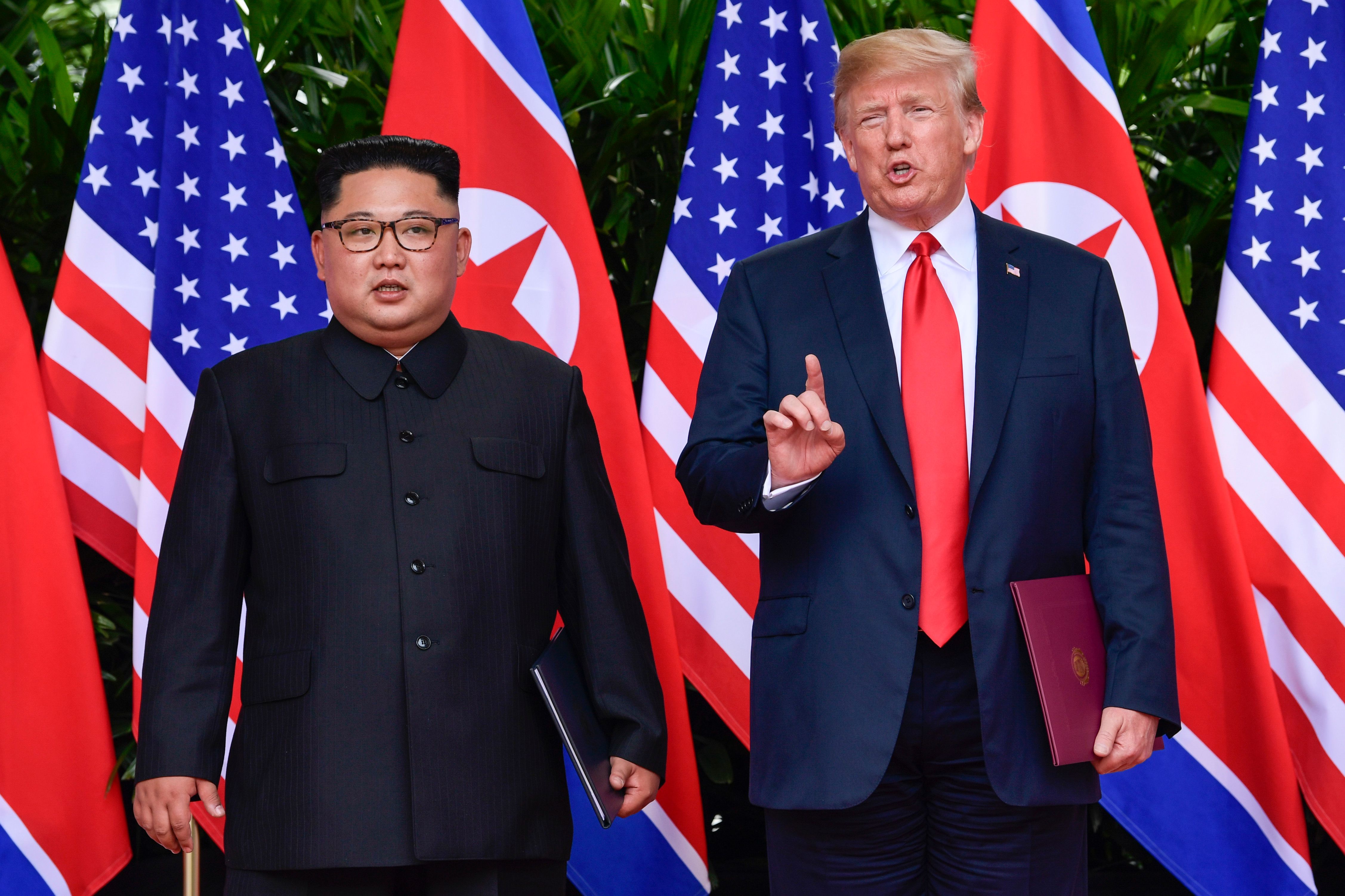 Presiden Amerika Serikat (AS) Donald Trump pemimpin Korea Utara Kim Jong Un usai pertemuan di Hotel Capella, Pulau Sentosa, Singapura, Selasa (12/6)