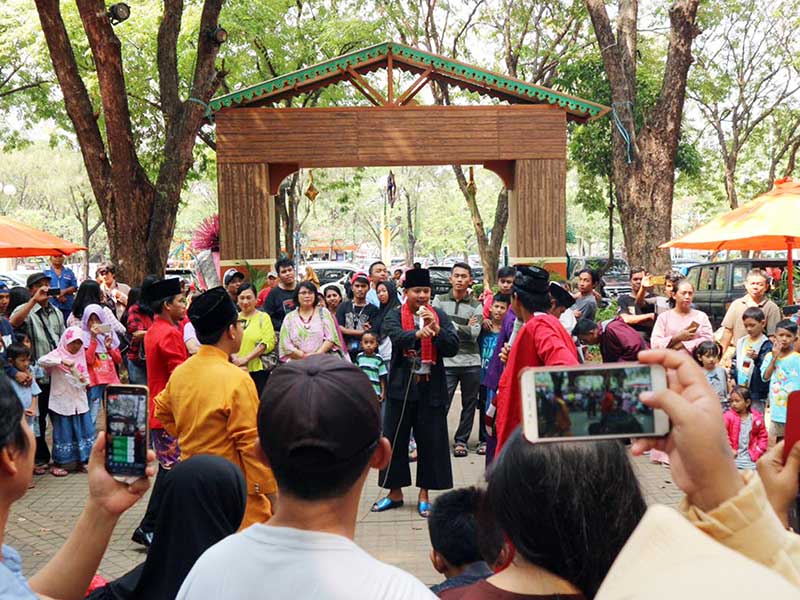 Pengunjung menyaksikan drama yang digelar di Kampung Betawi yang dibuka di Pasar Seni objek wisata modern Ancol Taman Impian di Jakarta Utara, Minggu (17/6/2018). 