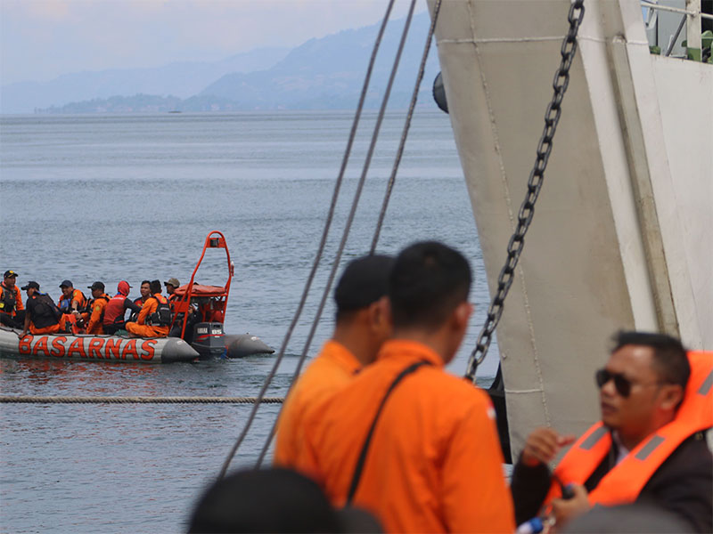 Tim SAR gabungan melakukan proses pencarian korban tenggelamnya KM Sinar Bangun di Danau Toba, Simalungun, Sumatera Utara