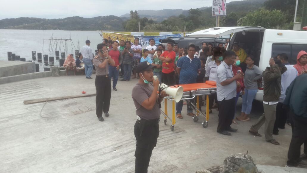 Evakuasi korban KM Sinar Bangun yang terbalik di Danau Toba, Senin (18/6).