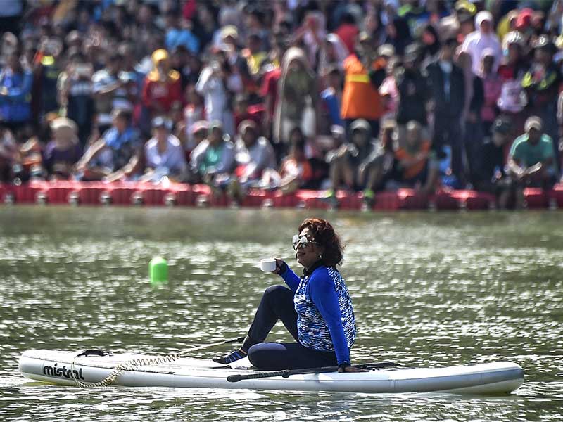 Menteri Kelautan dan Perikanan Susi Pudjiastuti meminum kopi di atas 