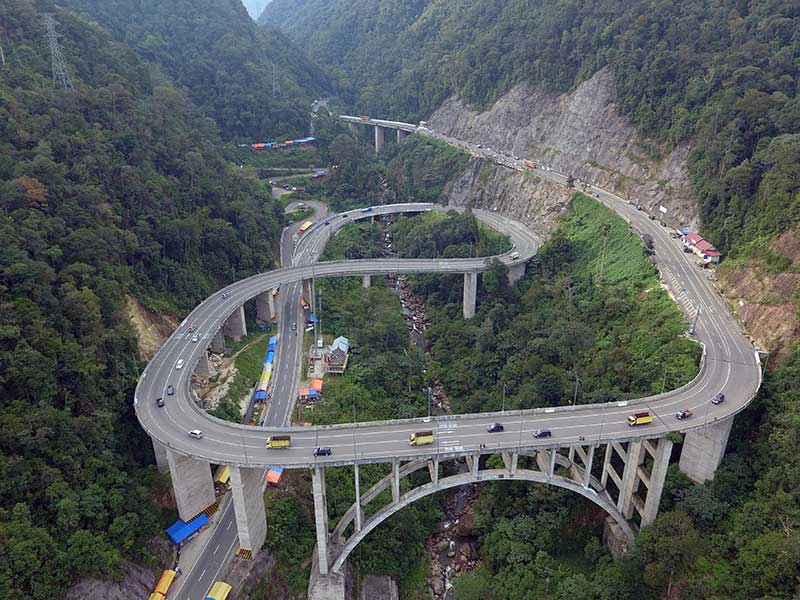 Foto udara sejumlah kendaraan pemudik melintasi Fly Over Kelok Sembilan, di Kabupaten Limapuluhkota, Sumatra Barat, Senin (11/6/2018).