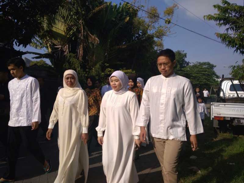 Khofifah Indar Parawansa bersama keluarga