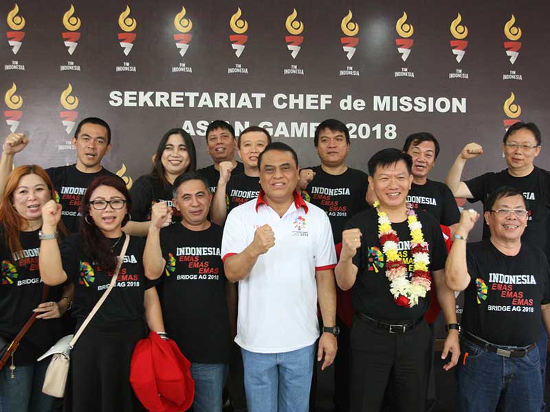  Chef de mission (CdM) Indonesia Asian Games 2018 Komjen Syafruddin (tengah) bersama atlet cabang olahraga bridge Asian Games yang akan beruji coba ke Bulgaria, di Jakarta, MInggu (17/6/2018)