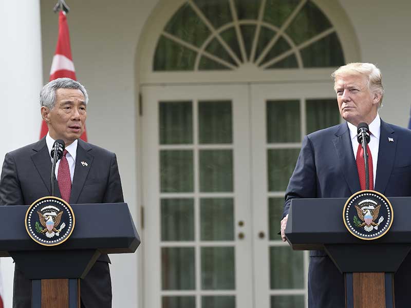 PRESIDEN Amerika Serikat Donald Trump ((kanan) dan Perdana Menteri Singapura Lee Hsien Loong saat bertemu di gedung putih tahun lalu.