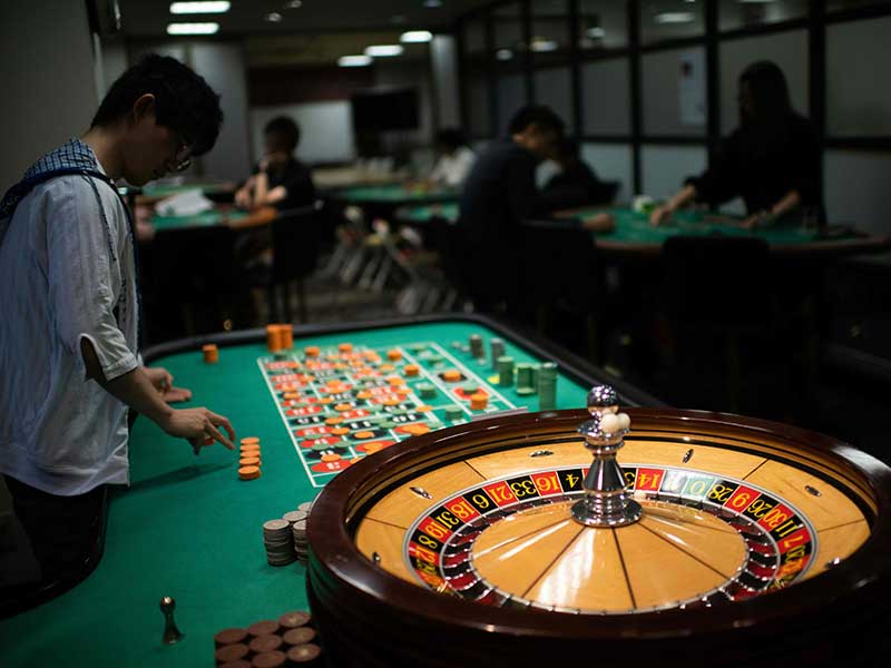 Siswa berlatih permainan roulette di Japan Casino School di Tokyo, Jepang