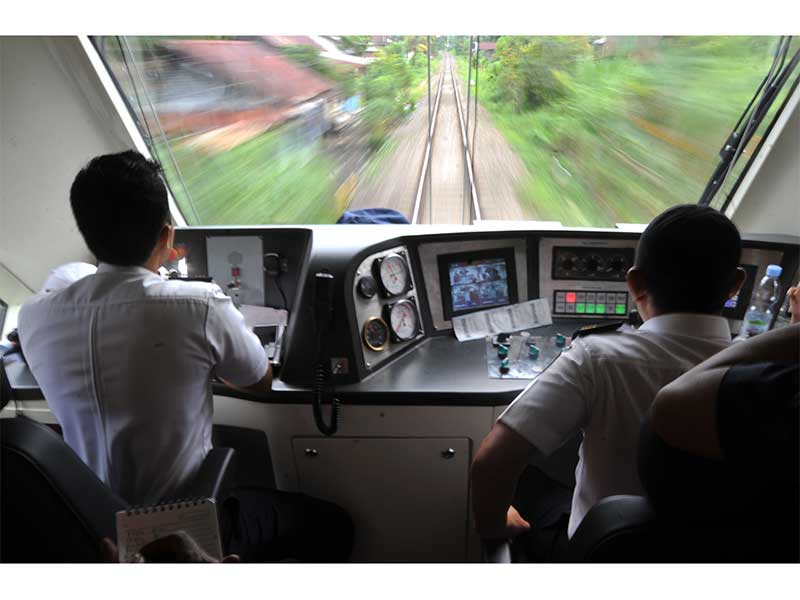 Masinis menjalankan Kereta Rel Diesel Elektrik (KRDE) Minangkabau Ekspres dari Padang menuju Bandara Internasional Minangkabau (BIM), di Padangpariaman, Sumatera Barat