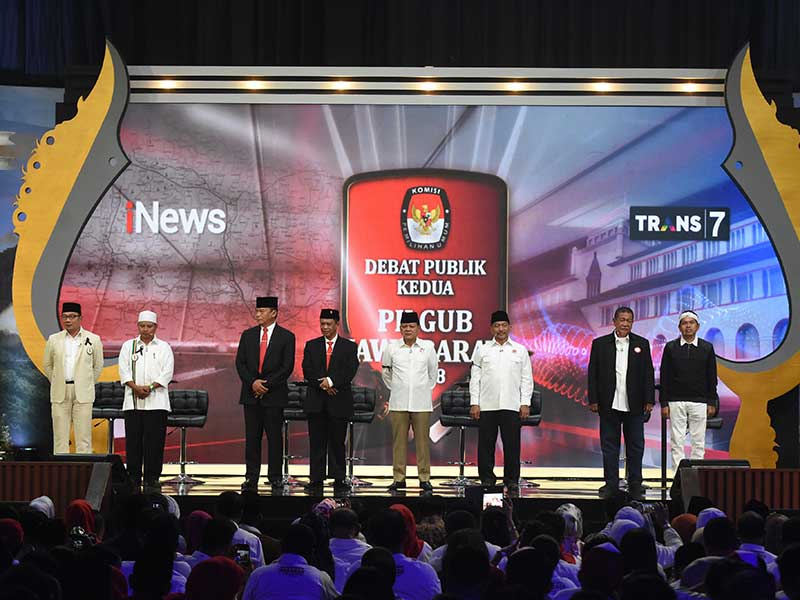 Dari kiri) Pasangan calon gubernur dan wagub Jawa Barat nomor urut satu Ridwan Kamil-Uu Ruzhanul Ulum, nomor urut dua TB Hasanuddin-Anton Charliyan, nomor urut tiga Sudrajat-Ahmad Syaikhu, dan nomor urut empat Deddy Mizwar-Dedi Mulyadi menghadiri Debat Pub