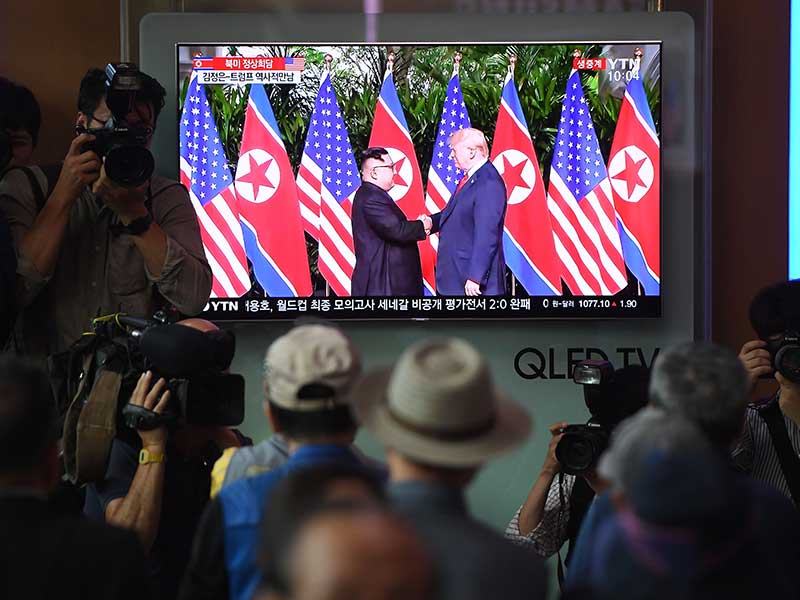 Warga Korea Selatan menonton pertemuan Presiden AS Donald Trump dan pemimpin Korea Utara Kim Jong Un dari layar televisi di Seoul, Selasa (12/6)