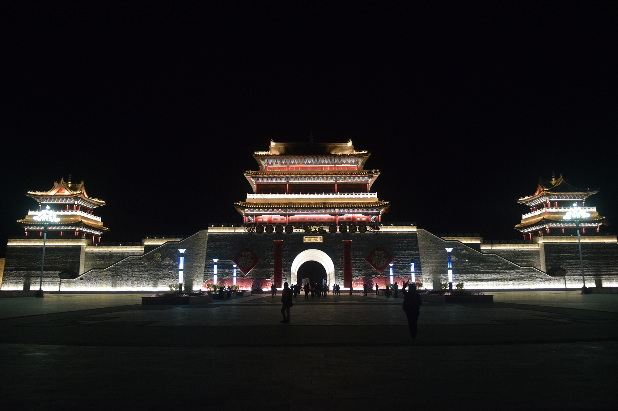 Gemerlap lampu di gerbang kota Yanchi Great Wall Fortress, Ningxia, Tiongkok.