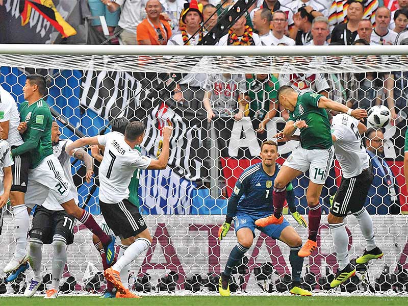 JERMAN DIKALAHKAN MEKSIKO: Striker Meksiko Javier Hernandez (ketiga dari kanan) menyundul bola dalam laga perdana Grup F Piala Dunia 2018 melawan Jerman, di Luzhniki Stadium, Moskow, kemarin. Juara bertahan Jerman dikalahkan Meksiko 0-1 lewat gol Hirving L