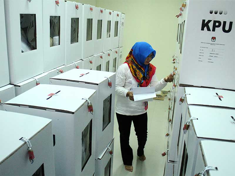 Petugas Panitia Penyelenggara Pemilu melakukan pemeriksaan logistik kotak suara dan surat suara