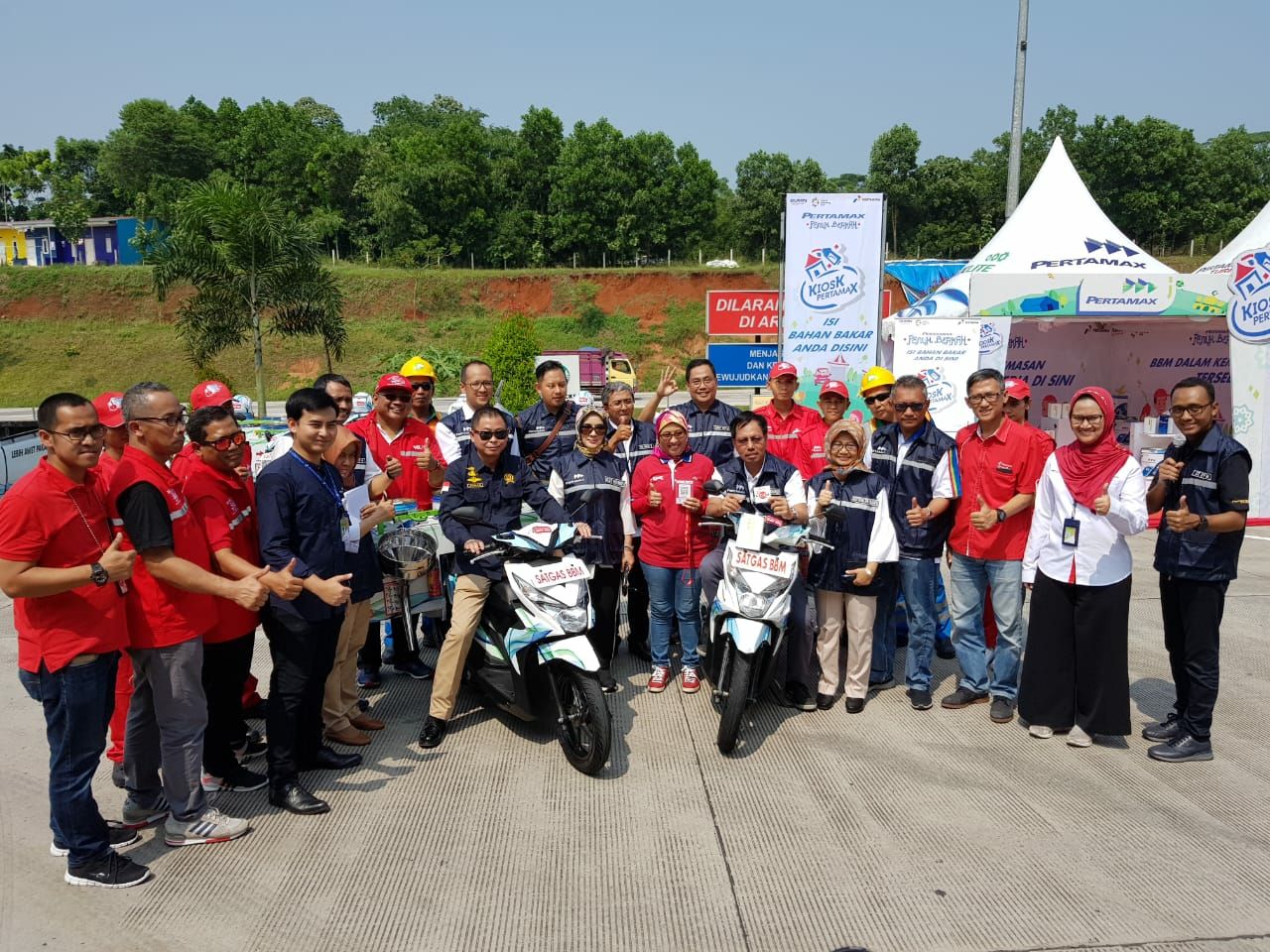 Beberapa dari 200 motor pengecer BBM selama masa operasi lebaran, foto diambil Sabtu (2/6) pagi di SPBU KM57 (Tol Cikampek arah ke Timur)