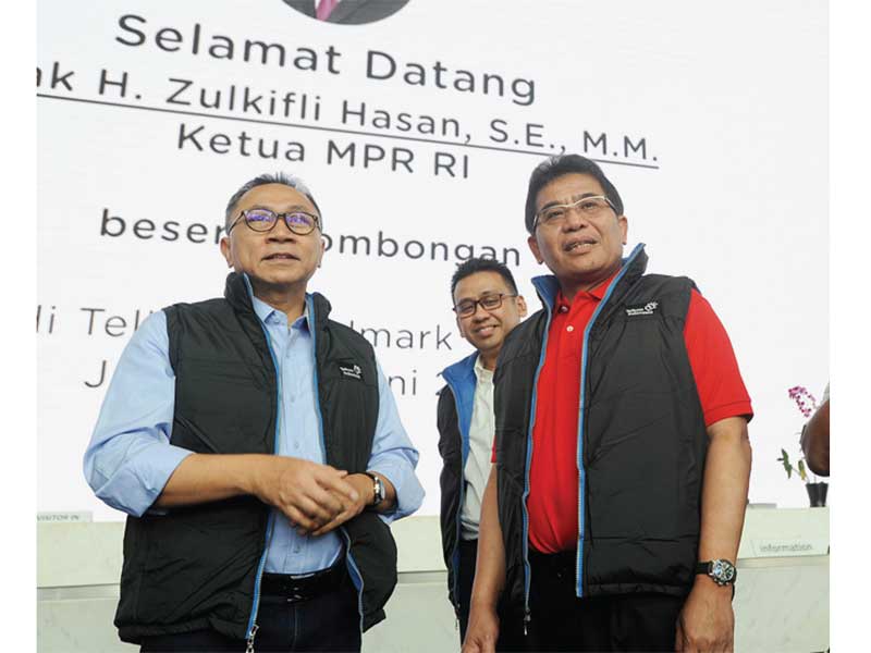 Dirut Telkom Alex J Sinaga (kanan) menyambut Ketua MPR Zulkifl i Hassan (kiri) dan rombongan, di Gedung Telkom Landmark, Jakarta, Rabu (13/6). Ketua MPR mengapresiasi upaya Telkom Group dalam mengantisipasi lonjakan telekomunikasi selama Ramadan dan Lebara
