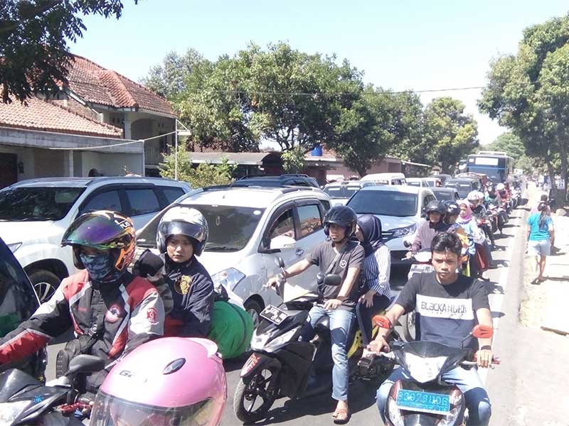 Arus balik dari arah Kota Tasikmalaya menuju Jalan Raya Ciawi arahLingkar Gentong Atas mengalami kepadatan dengan panjang antrian 85 kilometer.
