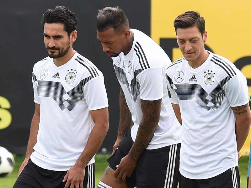 Ilkay Gundogan (kiri) dan Mesut Oezil (kanan)