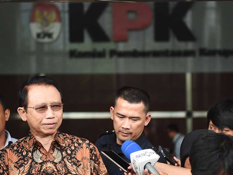 Mantan Ketua DPR Marzuki Alie meninggalkan Gedung KPK usai menjalani pemeriksaan di Jakarta, Selasa (26/6/2018). 