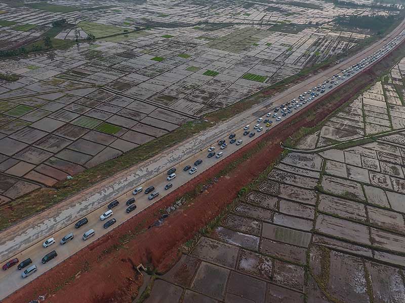Foto udara kendaraan terjebak kemacetan di jalur tol fungsional Batang-Semarang, Batang, Jawa Tengah