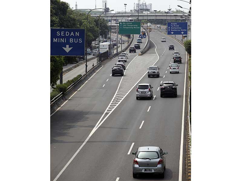  Suasana lalu lintas yang relatif lengang di jalan tol dalam kota di kawasan Tomang, Jakarta Barat