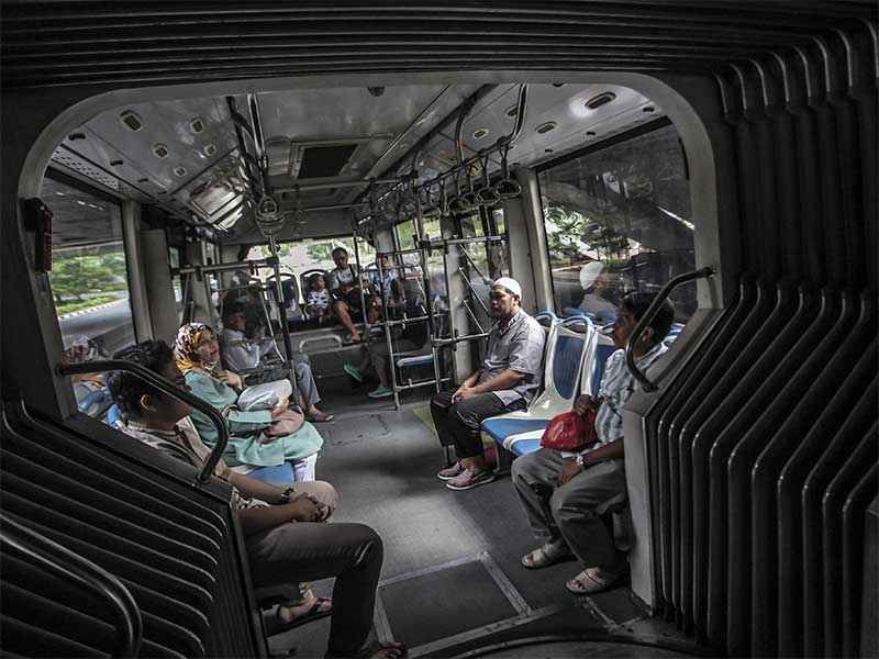 Penumpang berada didalam Transjakarta di Jakarta
