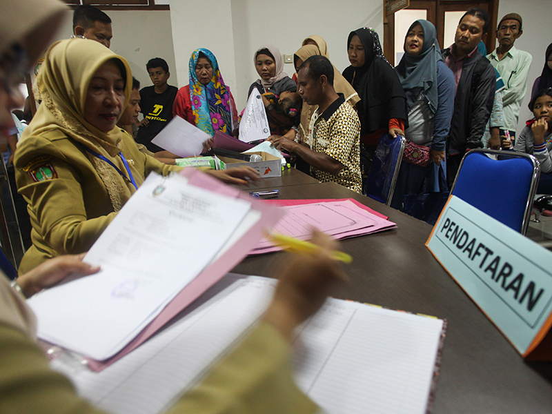 Sejumlah siswa didampingi wali siswa mengantre untuk mendaftar Sekolah Menengah Pertama (SMP) di kantor Dinas Pendidikan Kota Solo, Jawa Tengah, Senin (25/6/2018)