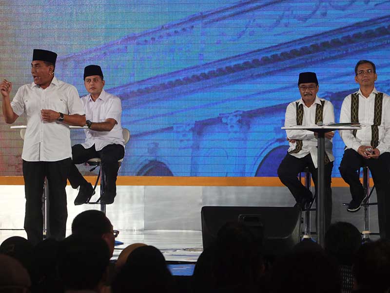 Pasangan cagub-cawagub Sumut nomor urut satu Edy Rahmayadi (kiri)-Musa Rajekshah (kedua kiri) menyampaikan program disaksikan pasangan nomor urut dua Djarot Saiful Hidayat (kedua kanan)-Sihar Sitorus (kanan) pada Debat Publik Kedua Pilgub Sumut, di Medan, 