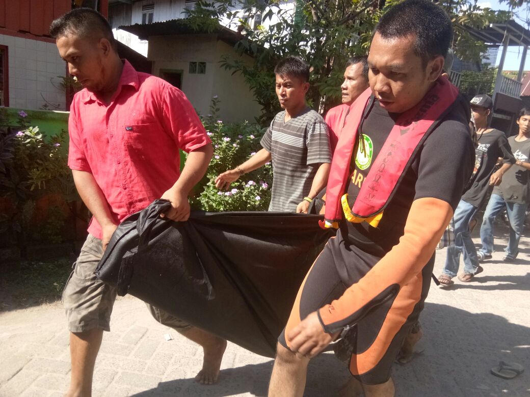 Proses evakuasi korban kecelakaan KM Arista di Makassar