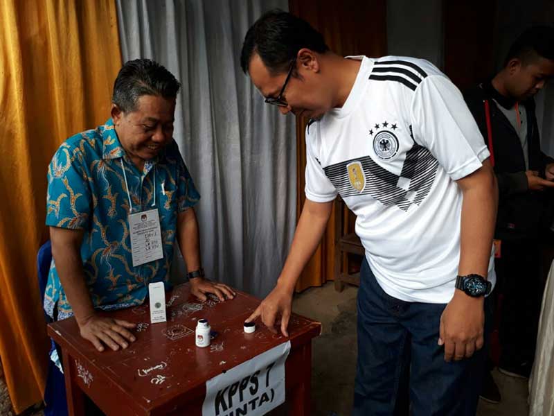 Calon Wali Kota Sukabumi, Jawa Barat, Achmad Fahmi, mengenakan jersey Timnas Jerman saat mencoblos di TPS 20 Kelurahan/Kecamatan Lembursitu