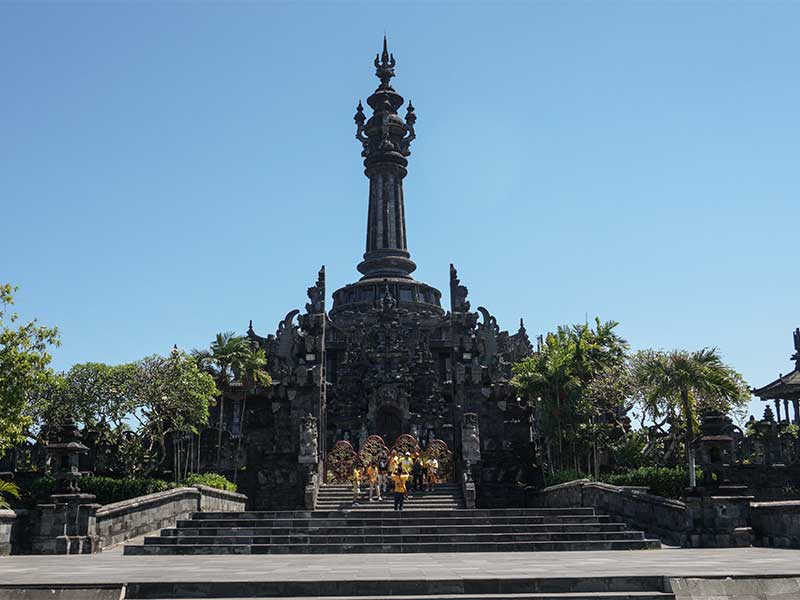 Sejumlah wisatawan mengunjungi lokasi wisata di Monumen Perjuangan Rakyat Bali (Monumen Bajra Sandhi) di Kabupaten Badung, Bali
