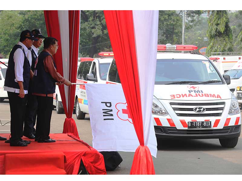 Ketua Umum Palang Merah Indonesia (PMI) yang juga Wakil Presiden Jusuf Kalla (tiga kiri) didampingi Menteri Perhubungan Budi Karya Sumadi (kiri) melepas ratusan relawan PMI pada Angkutan Lebaran 2018 di Stasiun Gambir, Jakarta Pusat