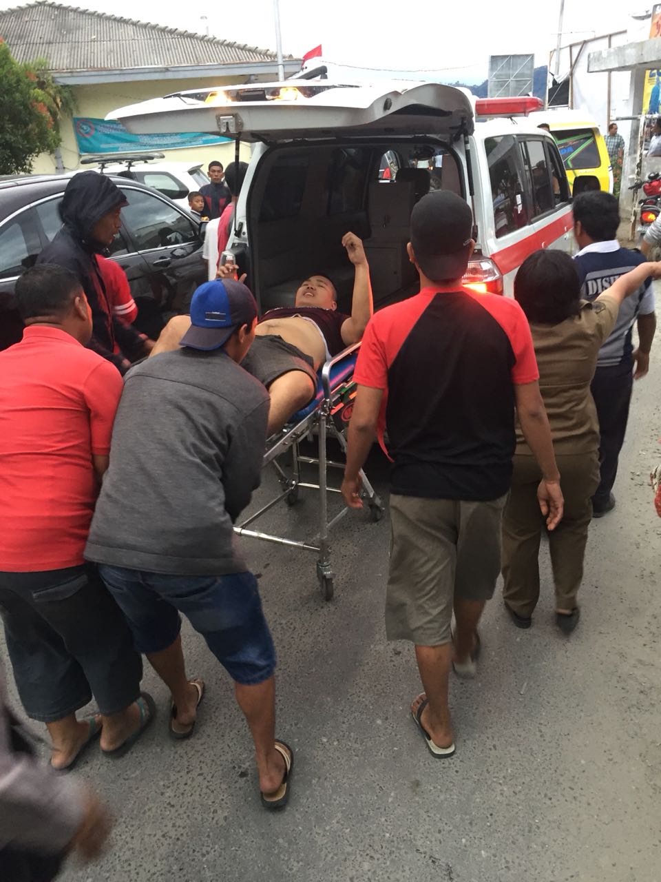 Proses evakuasi korban KM Sinar Bangun yang terbalik di Danau Toba, Senin (18/6).