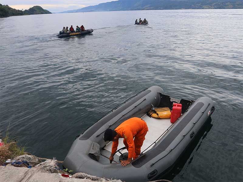  Tim SAR gabungan melakukan proses pencarian korban KM Sinar Bangun yang tenggelam di Danau Toba, Simalungun, Sumatera Utara, Rabu (20/6).