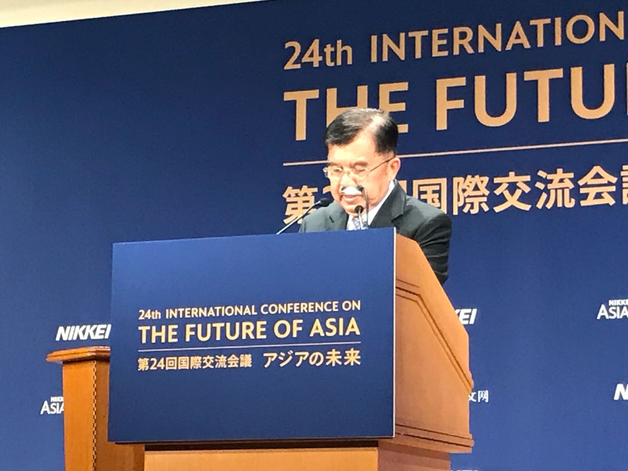 Wakil Presiden Jusuf Kalla dalam pidatonya bertajuk “Keeping Asia Open: How to Achieve Prosperity and Stability” pada Konferensi Internasional ke-24 tentang Masa Depan Asia di Hotel Imperial, Tokyo, Jepang, Selasa (12/6).