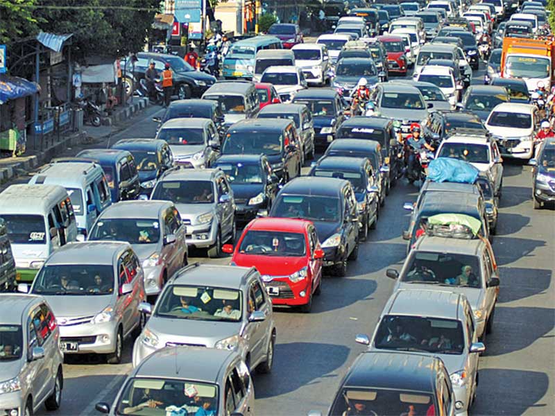 Kendaraan berjalan merayap di jalur pantura Tegal, Jawa Tengah, kemarin. Memasuki H+2, volume arus balik dari arah Jawa Tengah menuju Jakarta di jalur pantura mulai meningkat sehingga mengakibatkan kemacetan di beberapa titik.