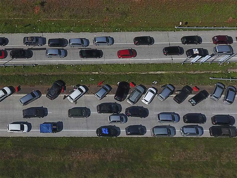 Kendaraan terjebak kemacetan di Tol Cipali arah Jakarta KM 102 di Subang, Jawa Barat