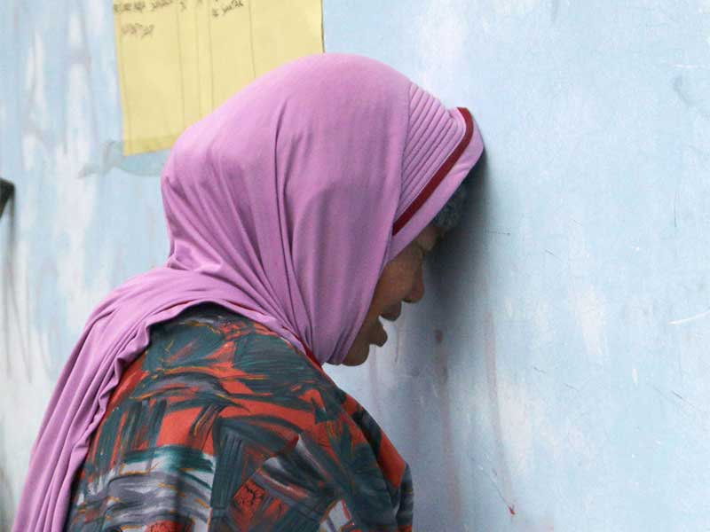 KELUARGA PENUMPANG SINAR BANGUN: Parni (55) menangis saat melihat nama anaknya yang menjadi daftar penumpang KM Sinar Bangun di posko di Pelabuhan Tigaras, Danau Toba, Simalungun, Sumatera Utara