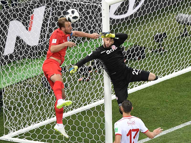 Kapten sekaligus penyerang timnas Inggris Harry Kane (kiri) saat mencetak gol kemenangan atas Tunisia