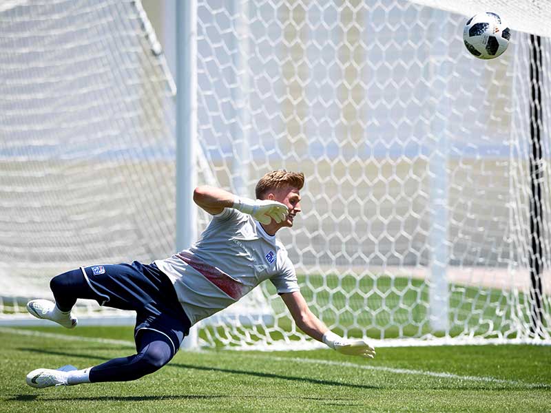 Penjaga gawang muda Islandia Runar Alex Runarsson 