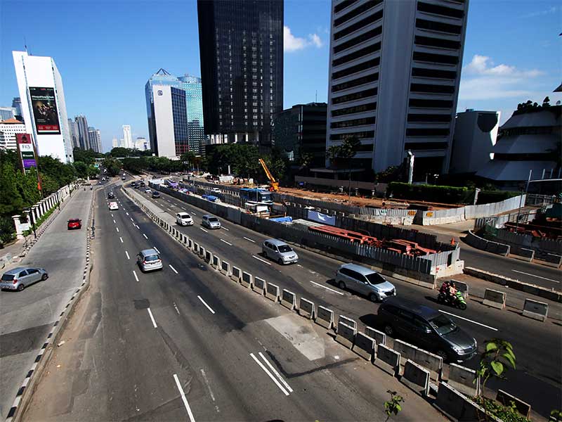 Suasana jalan lengang di Jalan Jenderal Sudirman, Jakarta