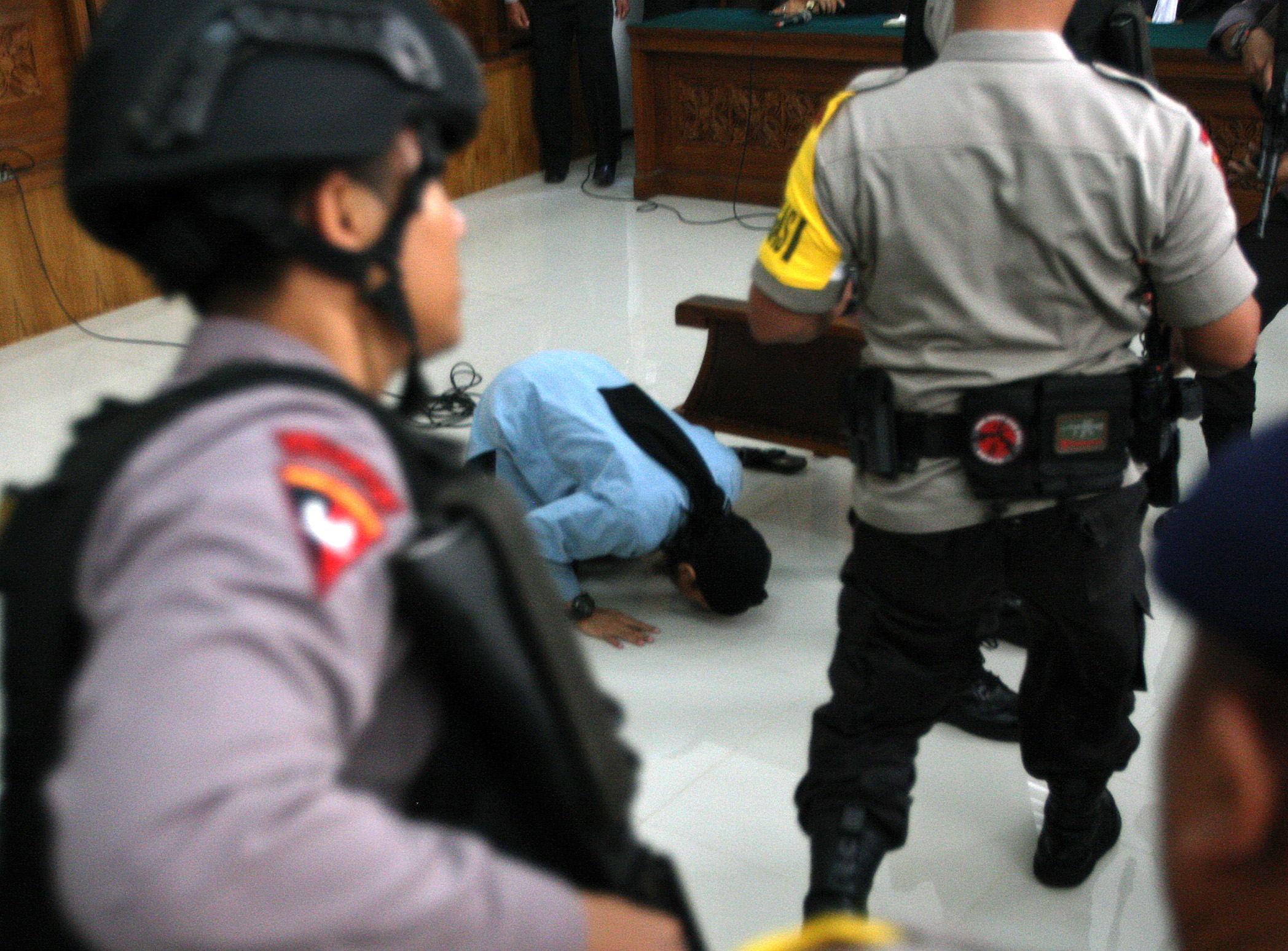 Terdakwa kasus terorisme Aman Abdurrahman bersujud usai mendengar pembacaan vonis di Pengadilan Negeri Jakarta Selatan, Jakarta, Jumat (22/6). 