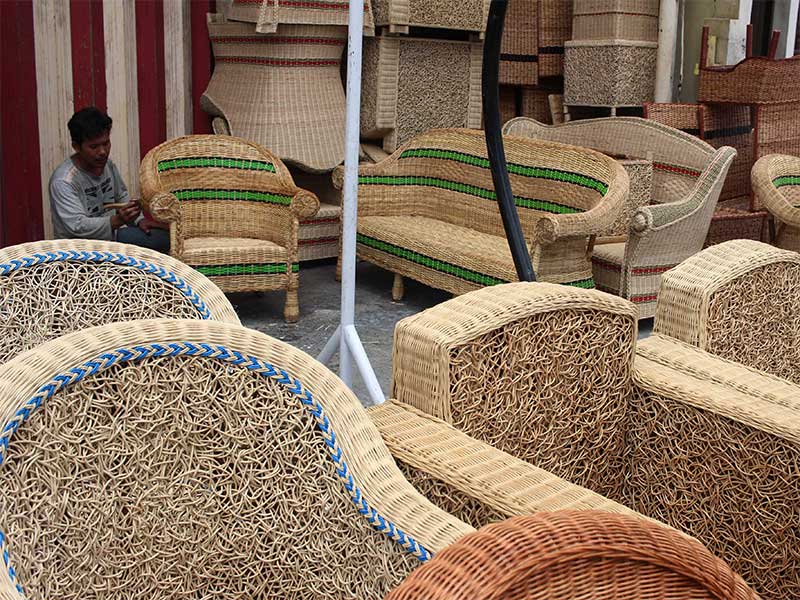 Perajin membuat kursi di salah satu sentra perajin rotan di Medan, Sumatra Utara