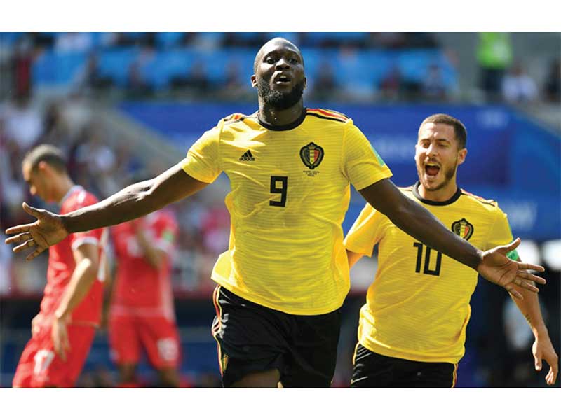MENANG TELAK: Pemain depan Belgia Romelu Lukaku dan Eden Hazard (kanan) meluapkan kegembiraan seusai memasukkan bola ke gawang Tunisia dalam pertandingan Grup G Piala Dunia 2018 di Stadion Spartak, Rusia, kemarin. Belgia menang telak 5-2 atas Tunisia.