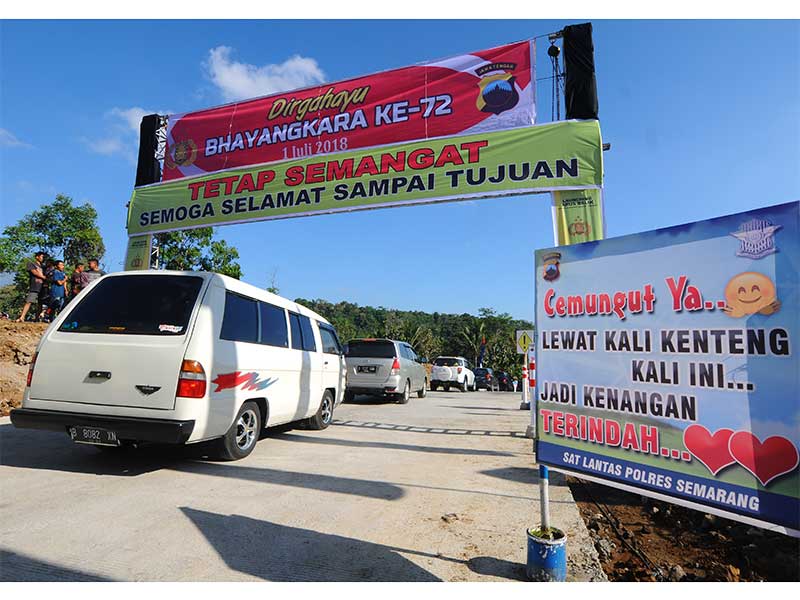 ARUS BALIK TOL FUNGSIONAL: Antrean kendaraan arus balik melintasi tol fungsional dari arah Solo-Salatiga di Kali Kenteng, Kabupaten Semarang, Jawa Tengah, Senin (18/6). Untuk menghindari kemacetan arus balik di Kota Boyolali, maka tol fungsional Solo-Salat