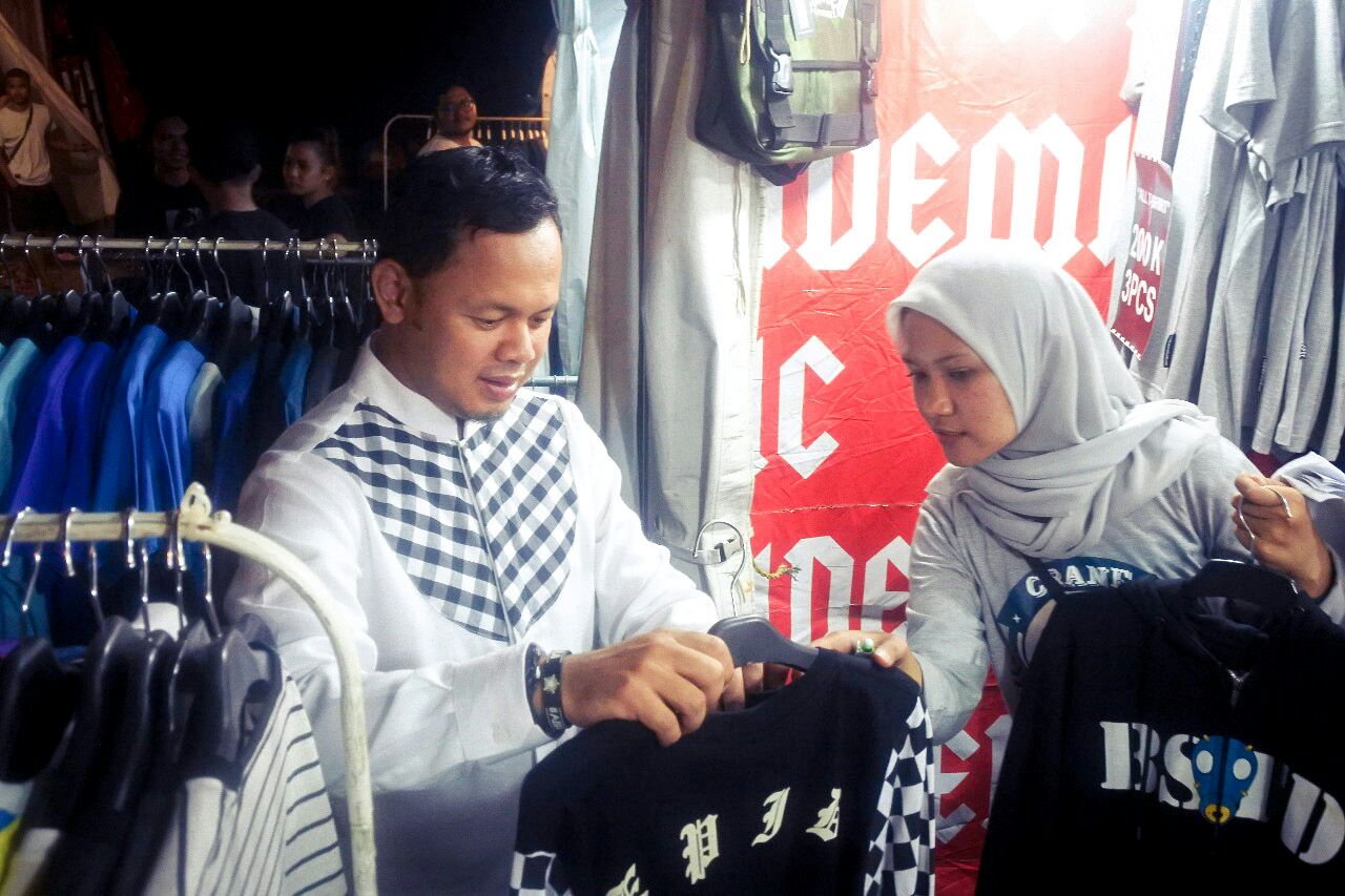  Bima Arya Cawalkot Bogor petahana yang diusung Partai NasDem, saat mengunjungi pameran di Brajamustika, Cilendek, Kota Bogor, Kamis (31/5) malam.