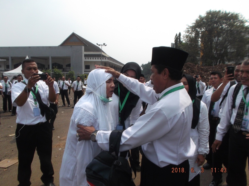 Seorang Kepala Sektor di Daerah Kerja Mekah, Arab Saudi, menenangkan jemaah yang stres saat simulasi Petugas Haji yang tergabung dalam Panitia Penyelenggara Ibadah Haji (PPIH) 1439H/2018M  di Asrama Haji Pondok Gede, Jakarta Timur, kemarin.