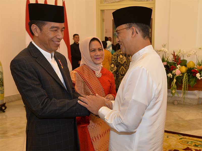  Presiden Joko Widodo (kiri) dan Ibu Negara Iriana Joko Widodo (tengah) berjabat tangan dengan Gubernur DKI Jakarta Anies Baswedan (kanan) di acara Silahturahmi Idul Fitri 1 Syawal 1439 H di Istana Kepresidenan Bogor, Jawa Barat, Jumat (15/6). 