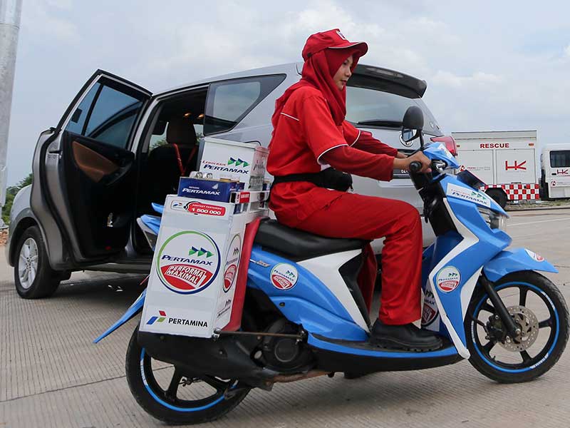 Anggota Satuan Tugas (Satgas) BBM mengendarai mobile SPBU setelah melakukan pengisian BBM jenis Pertamax 