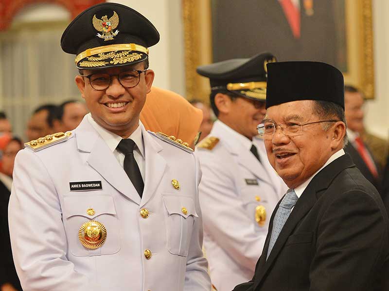 Wakil Presiden Jusuf Kalla (kanan) memberikan ucapan selamat kepada Gubernur DKI Jakarta Anies Baswedan saat pelantikan, di Istana Negara, Jakarta, Senin (16/10/2017)