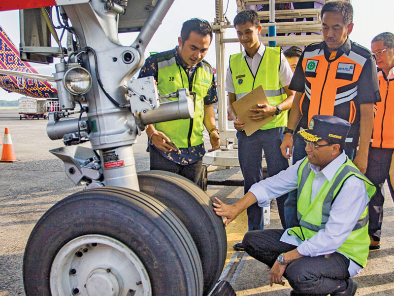 Menteri Perhubungan Budi Karya Sumadi (bawah) bersama Direktur Utama PT Angkasa Pura II Muhammad Awaluddin (tengah) mendapat penjelasan dari teknisi pesawat saat mengecek kelaikan pesawat di Bandara Halim Perdanakusuma, Jakarta, kemarin.